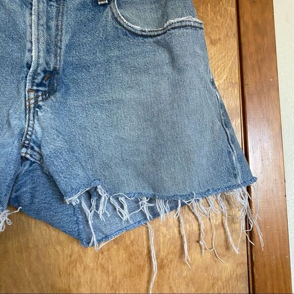 Levi’s 550 Mid Thigh Light Wash Frayed Denim mom Shorts - Picture 6 of 10